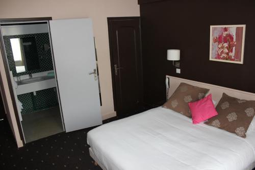 Logis Le Cerf Hotel 3*
