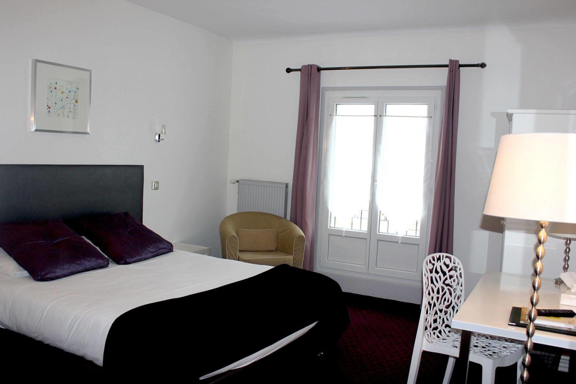 Hotel Logis Le Cerf 3*